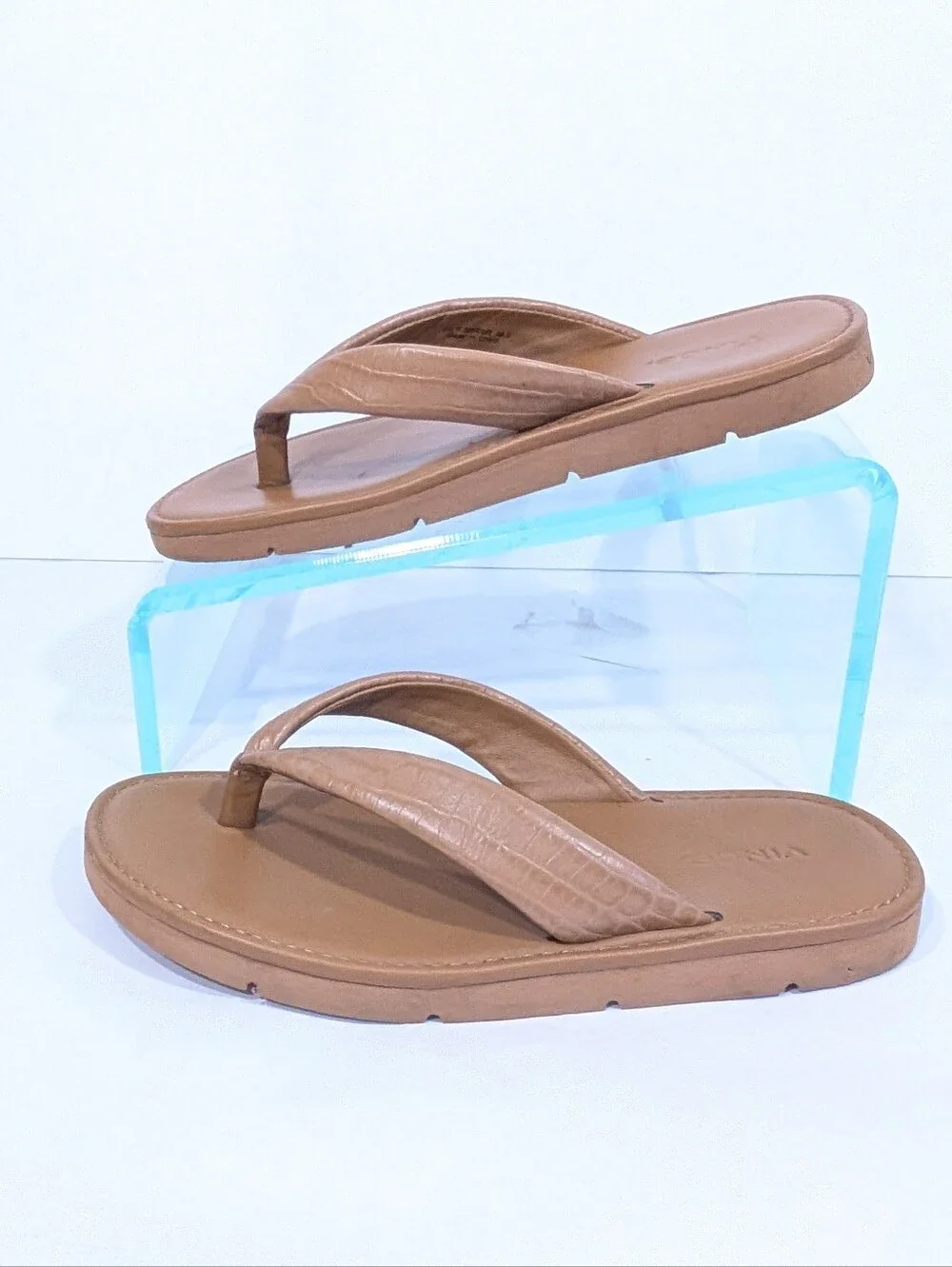 Vince Leather Flip Flops sz 6.5 Women Sandals Croc embossed beach neutral olexa